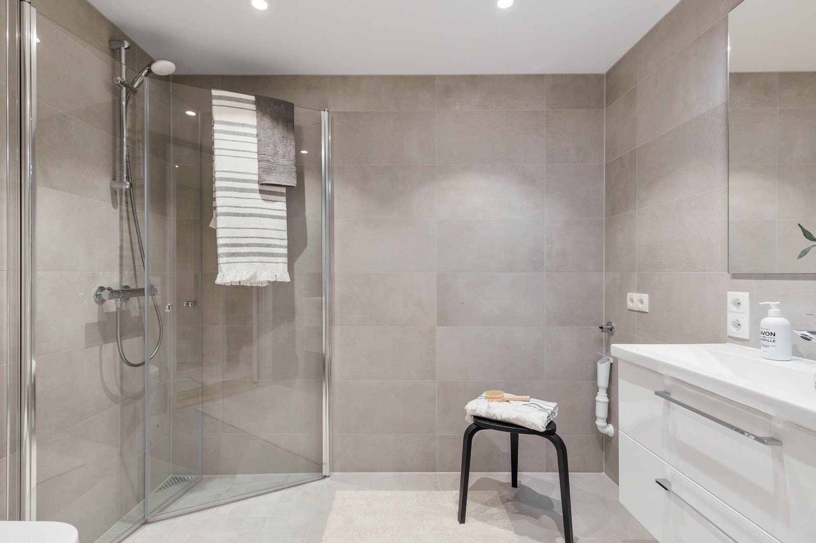 I praktisk tilknytning til entreen ligger bad/vaskerom. Galleribilde