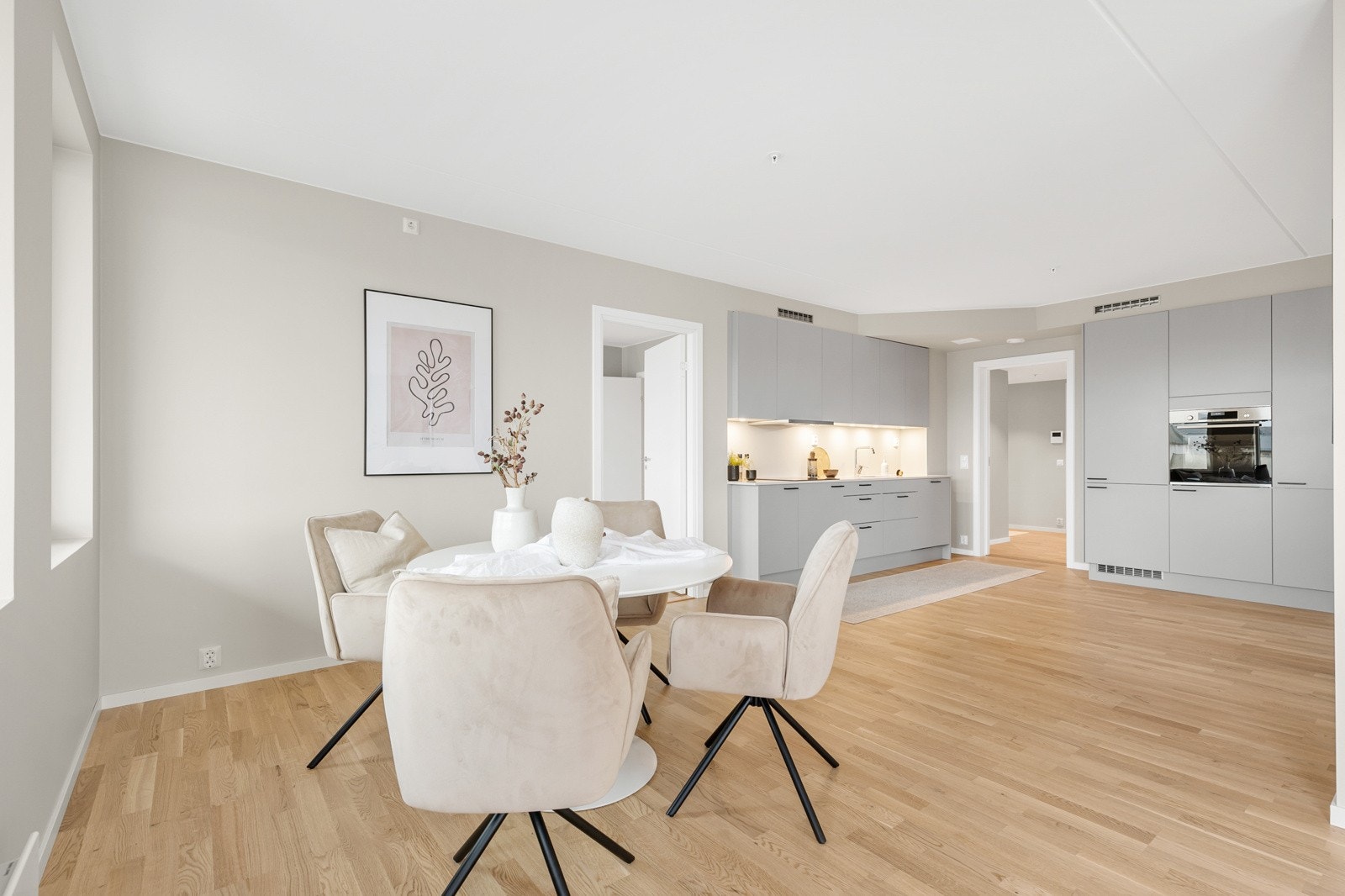 Stuen og kjøkkenet ligger i åpen løsning. Galleribilde