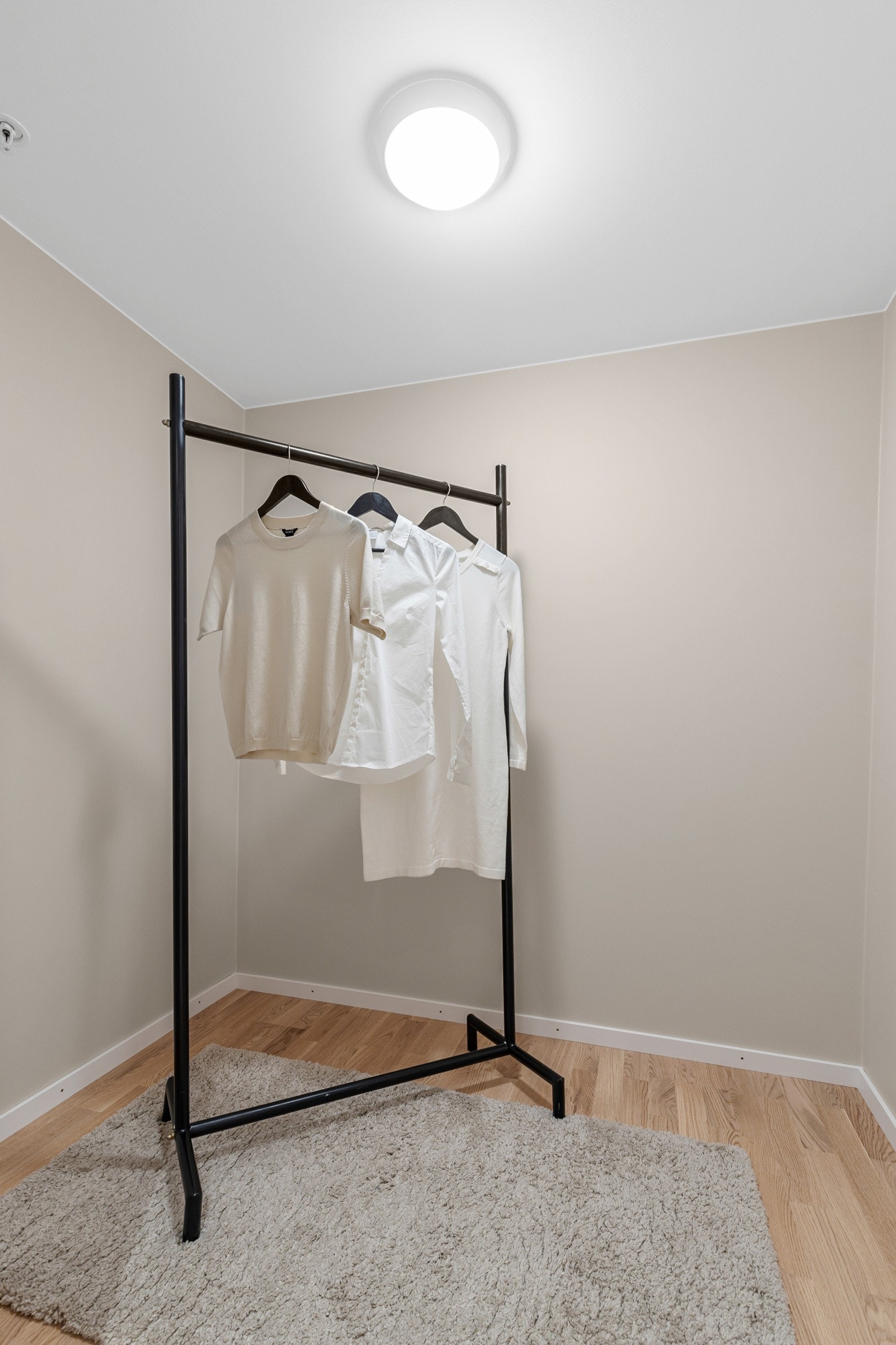 I tillegg til garderobemuligheter er det også innvendig bod samt bod i kjeller på 5 kvm. Galleribilde