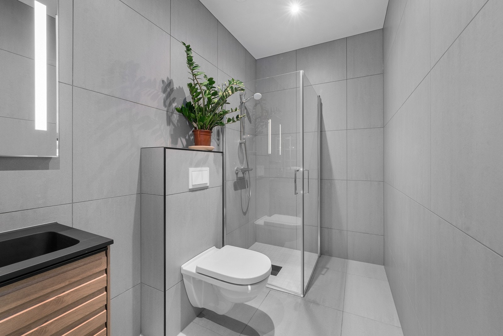 Moderne og flislagt bad/wc i 1.etasje Galleribilde