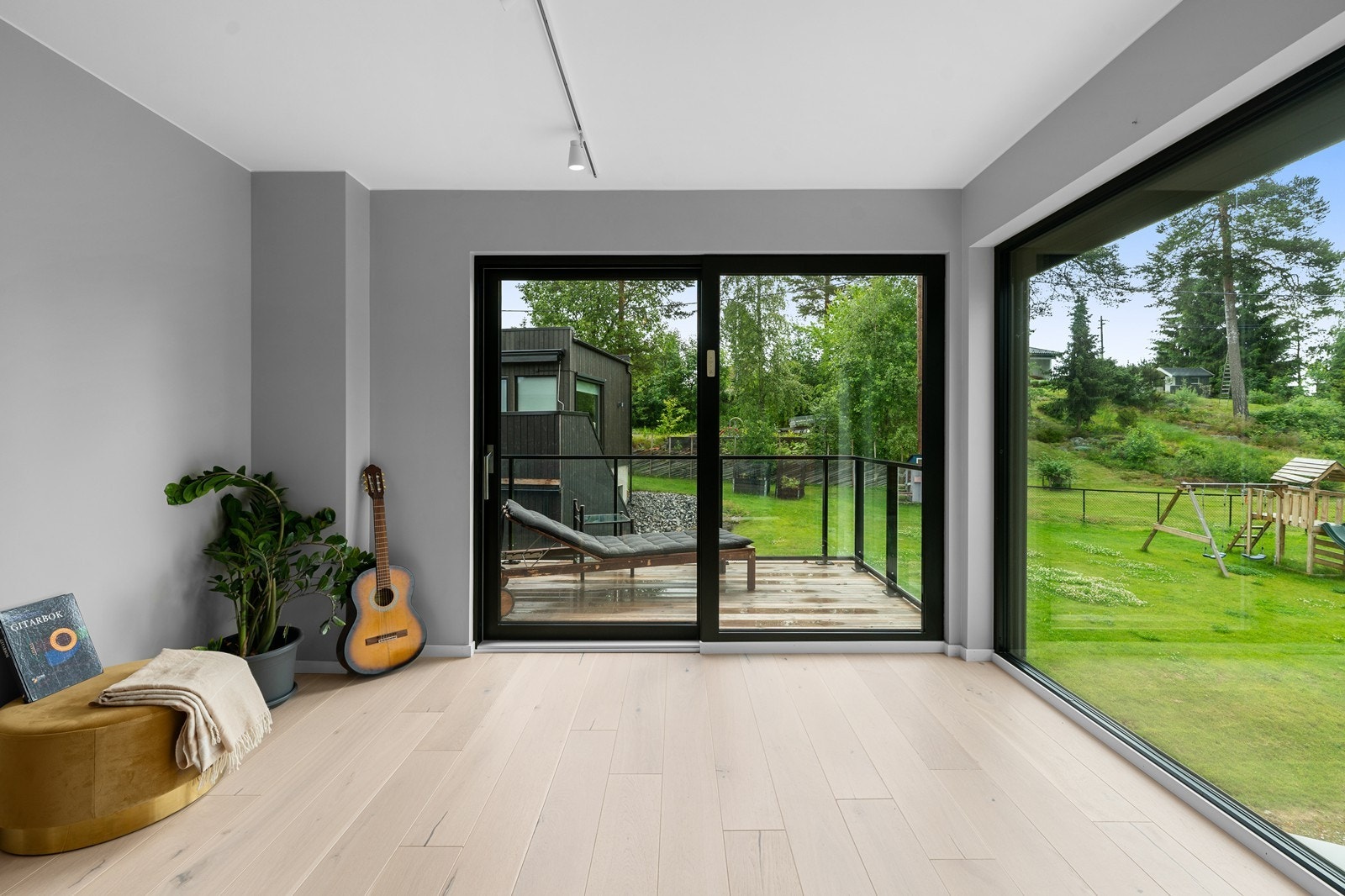 Praktisk ekstrastue i 2.etasje med skyvedør ut til balkong Galleribilde