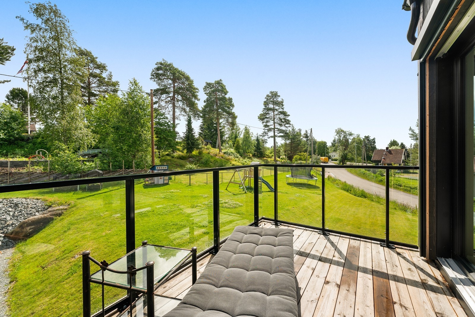 Balkong med utsikt mot lekeplass Galleribilde