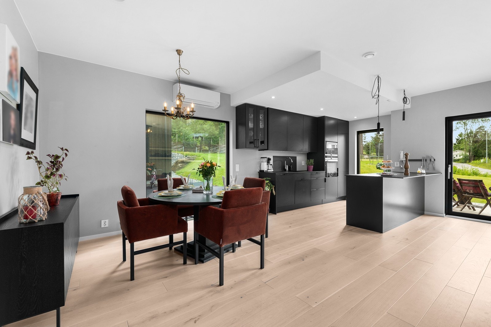 Stue/ kjøkken. Det valgt mange påkostninger her som solskjerming og varmepumpe med AC-funksjon Galleribilde