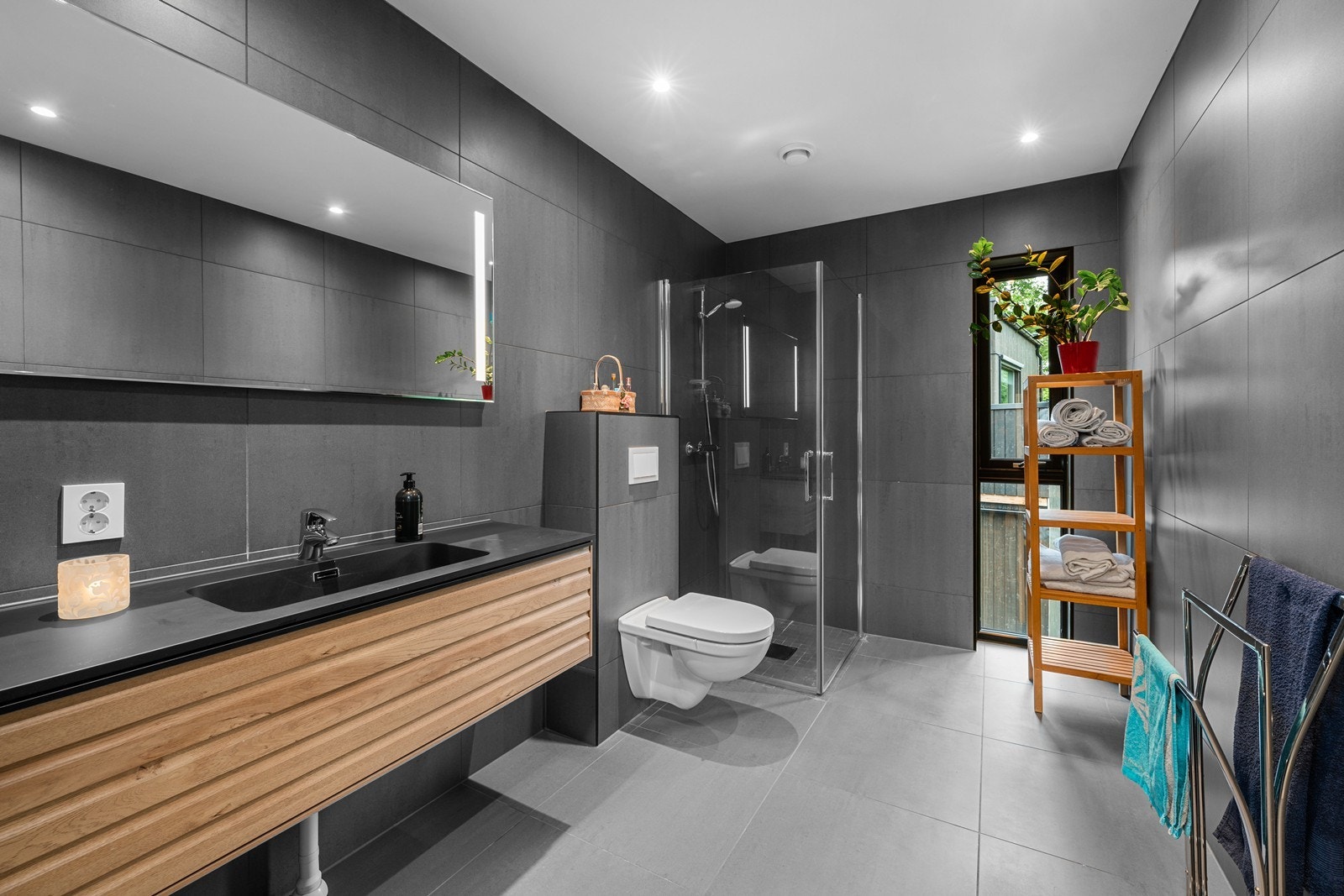 Delikat og flislagt bad/wc i 2.etasje Galleribilde