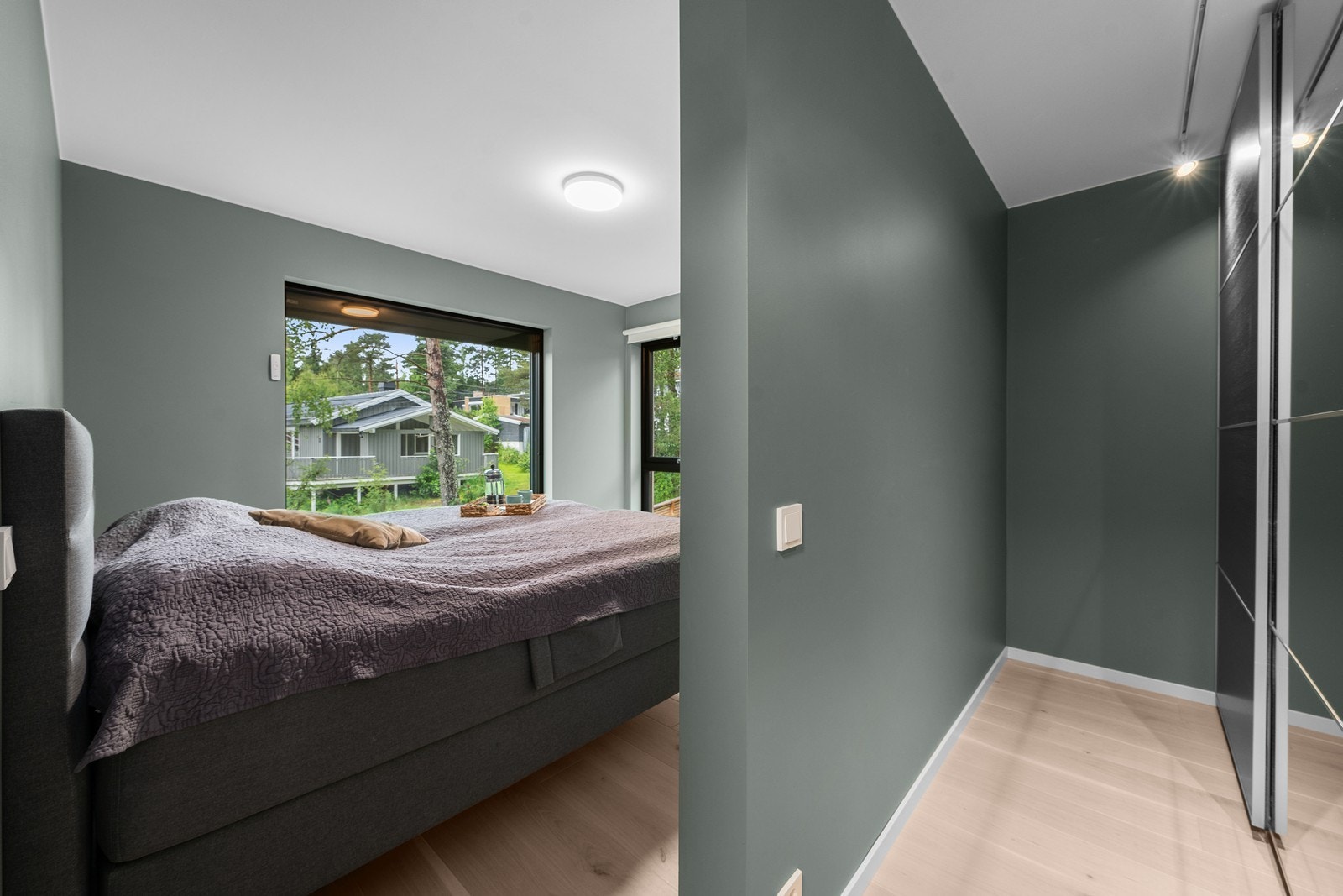 Praktisk walk-in-garderobe i tilknytning til hovedsoverommet Galleribilde