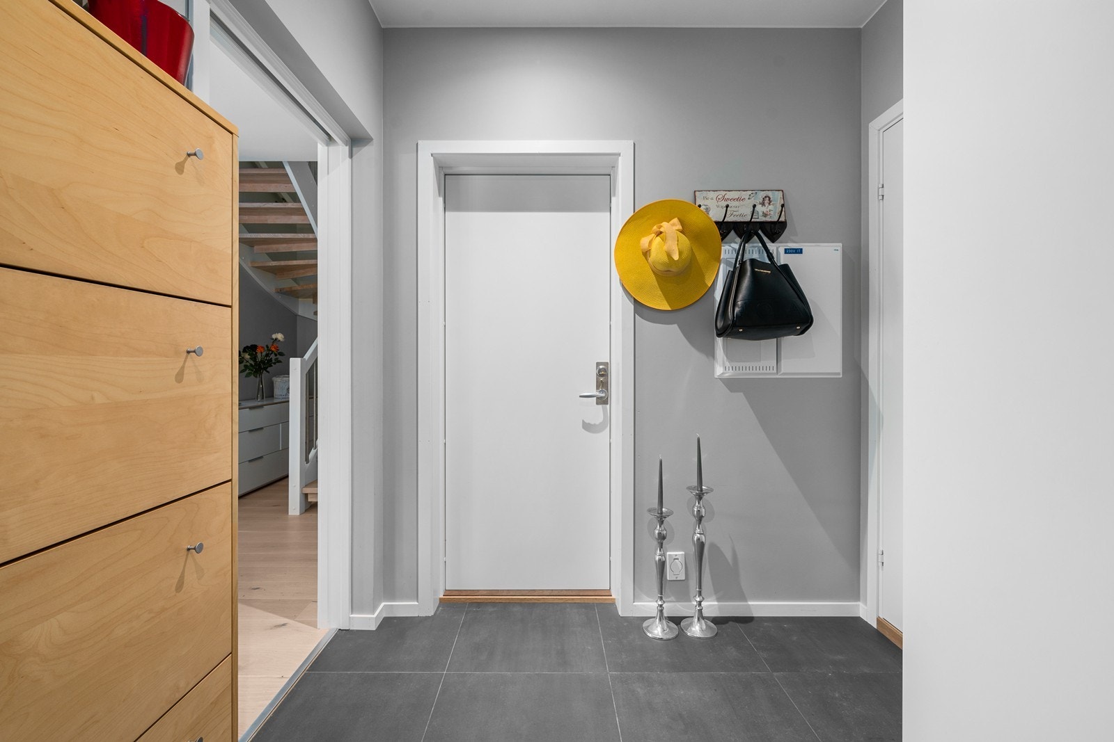 Entrè/ gang. Praktisk med adkomst både fra garasjen og utenfra Galleribilde