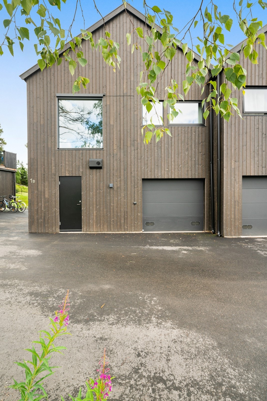 Fasade garasjeside og sportsbod Galleribilde