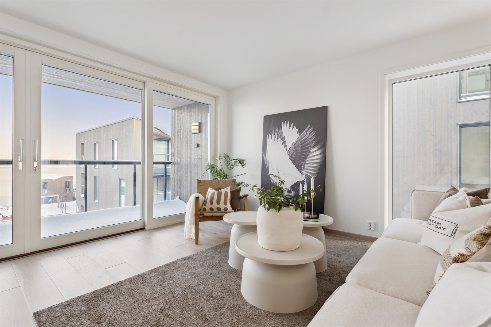 Store vinduer fra tak til gulv og store skyvedører gir masse lys og luft. Galleribilde