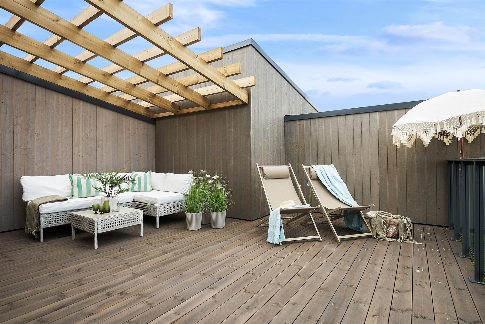 llustrasjonen viser takterrasse og interiørdesign hentet fra Sommeroenga 43! Takterrassen på Sommerroenga 53 er noe mindre, på 17,4 m2 og vestvendt. Galleribilde