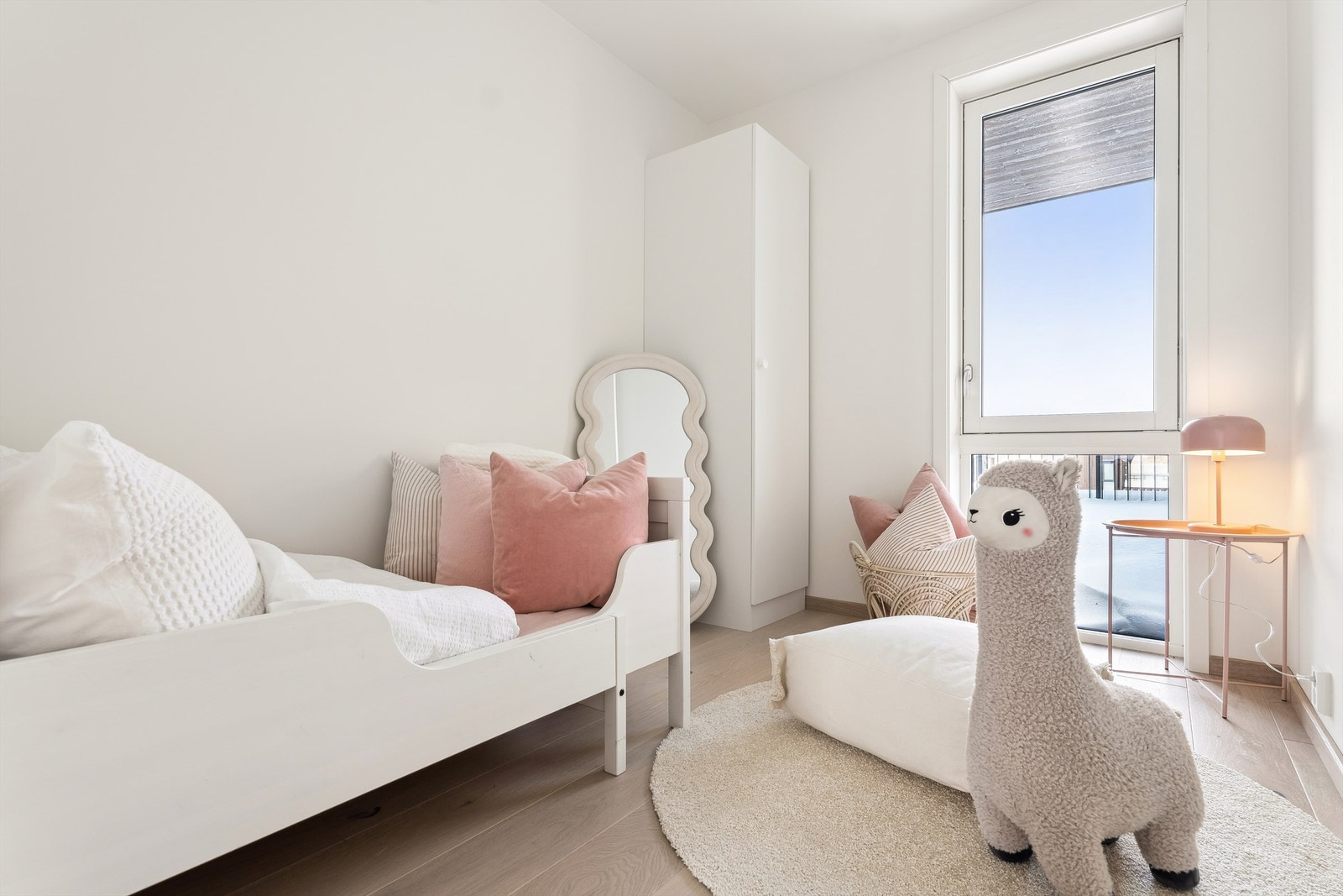 De to andre soverommene er lyse og trivelig i fin størrelse. Her er det ene vist som et barnerom. Galleribilde