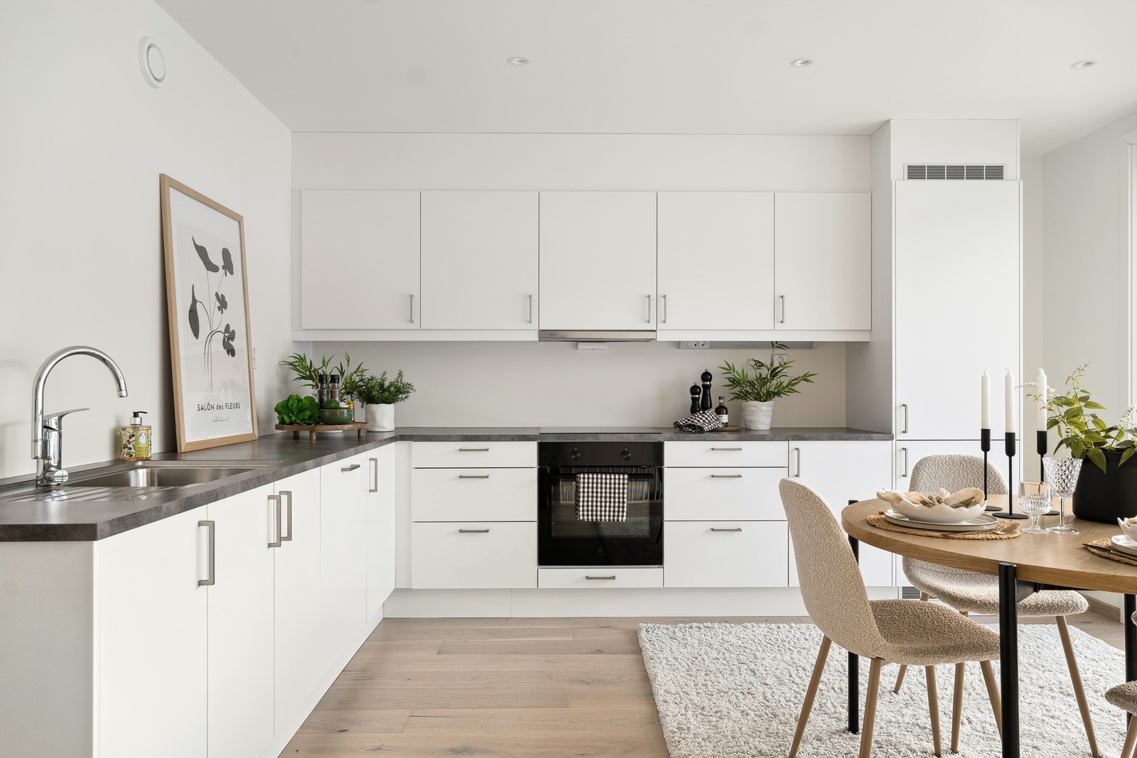 Det stilfulle kjøkkenet er i god størrelse med fin plass for spisegruppe. Galleribilde