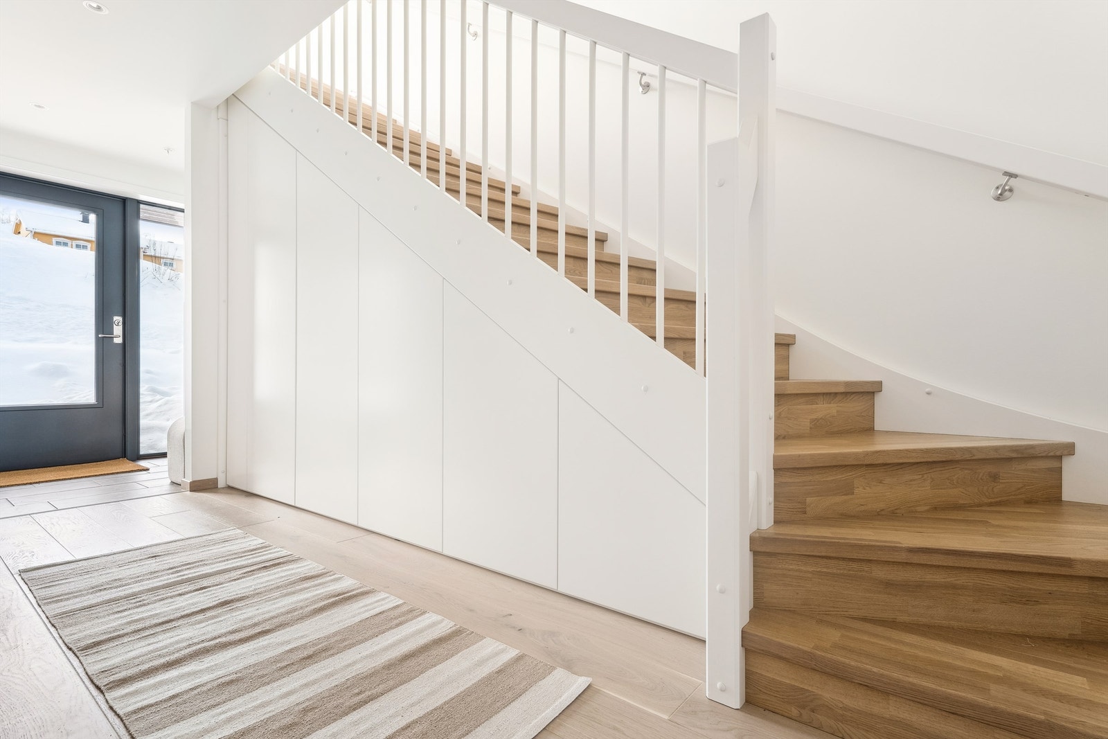 I entré i 1. etasje er det matte fliser og boligen har en behagelig vannbåren gulvvarme som er tilknyttet fjernvarmeanlegg. Galleribilde