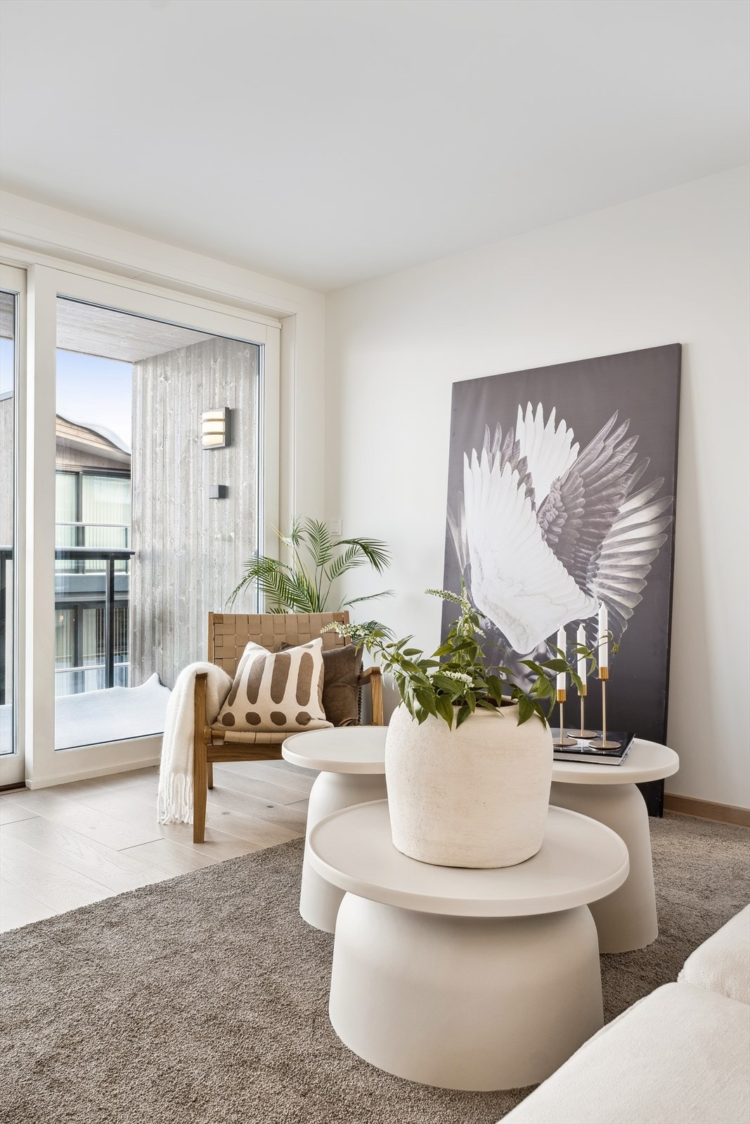 Stuen er delikat innredet med fin plass for romslig sofamøblement. Galleribilde