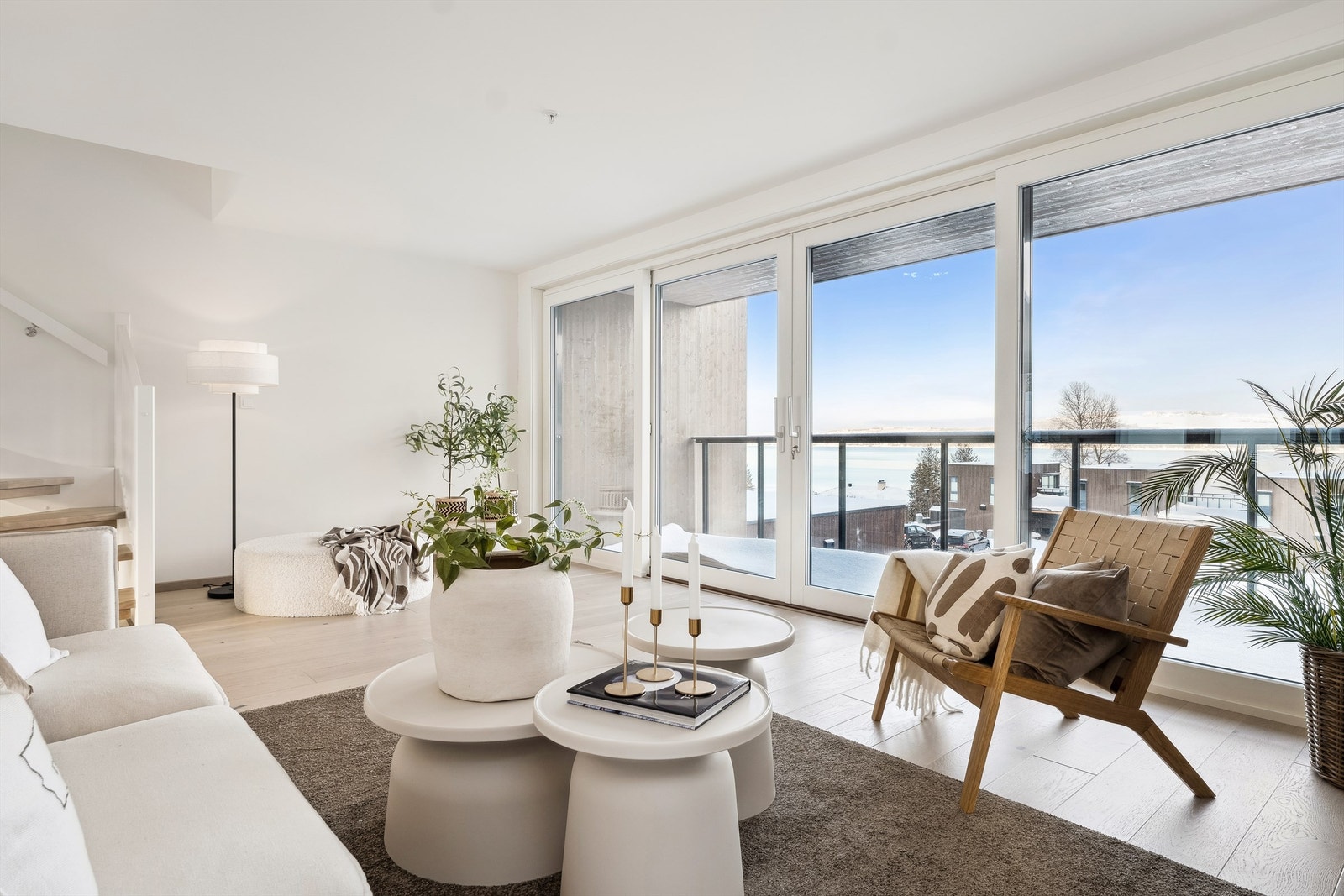 Velkommen til et moderne og innflyttingsklart rekkehus over to plan med flott beliggenhet på bakerste rekken på Bondelia Park. Galleribilde