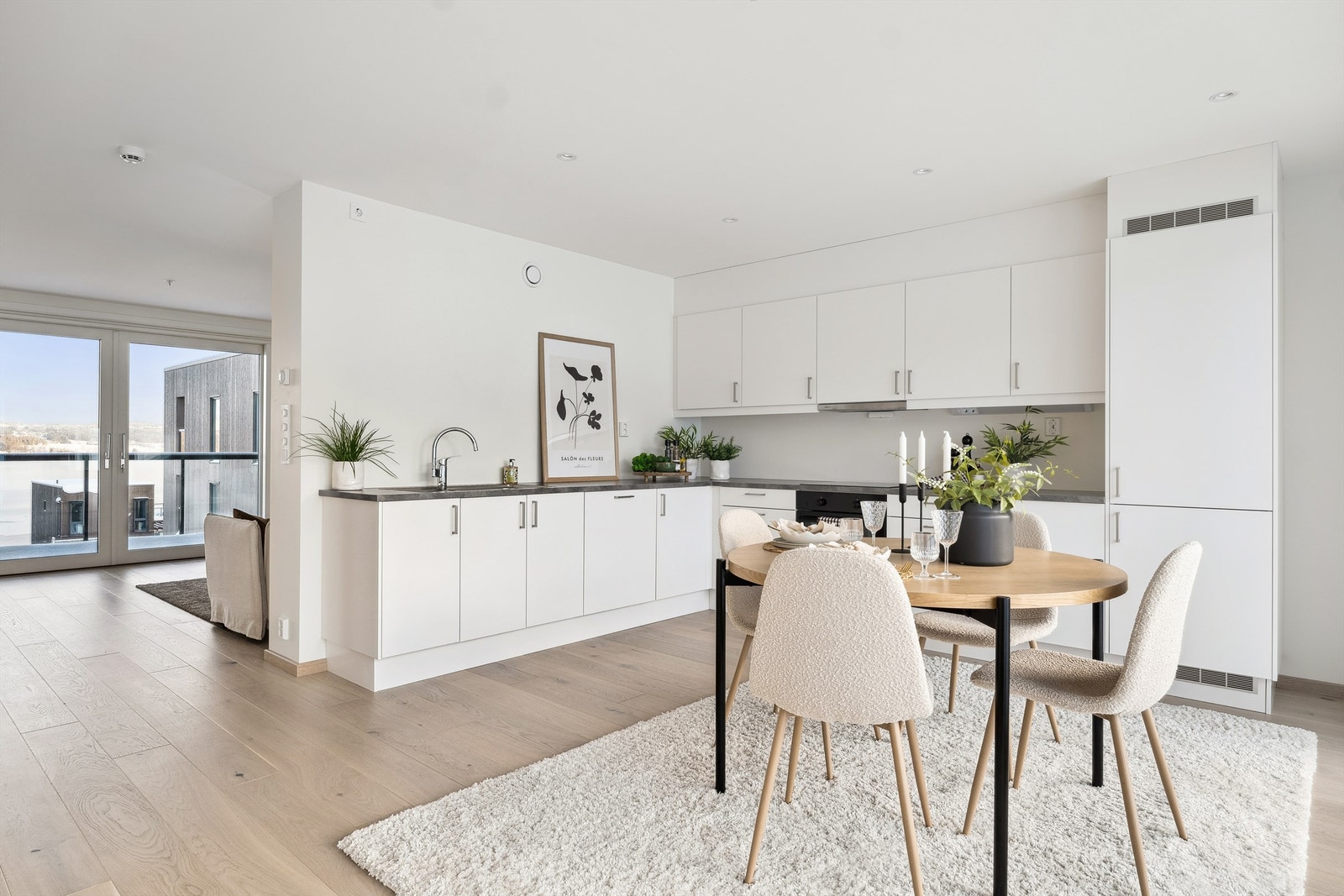 Kjøkken fra anerkjente kjøkkenleverandør Norema med klassisk hvit innredning i slitesterk matt lakk og hvit sokkel. Galleribilde