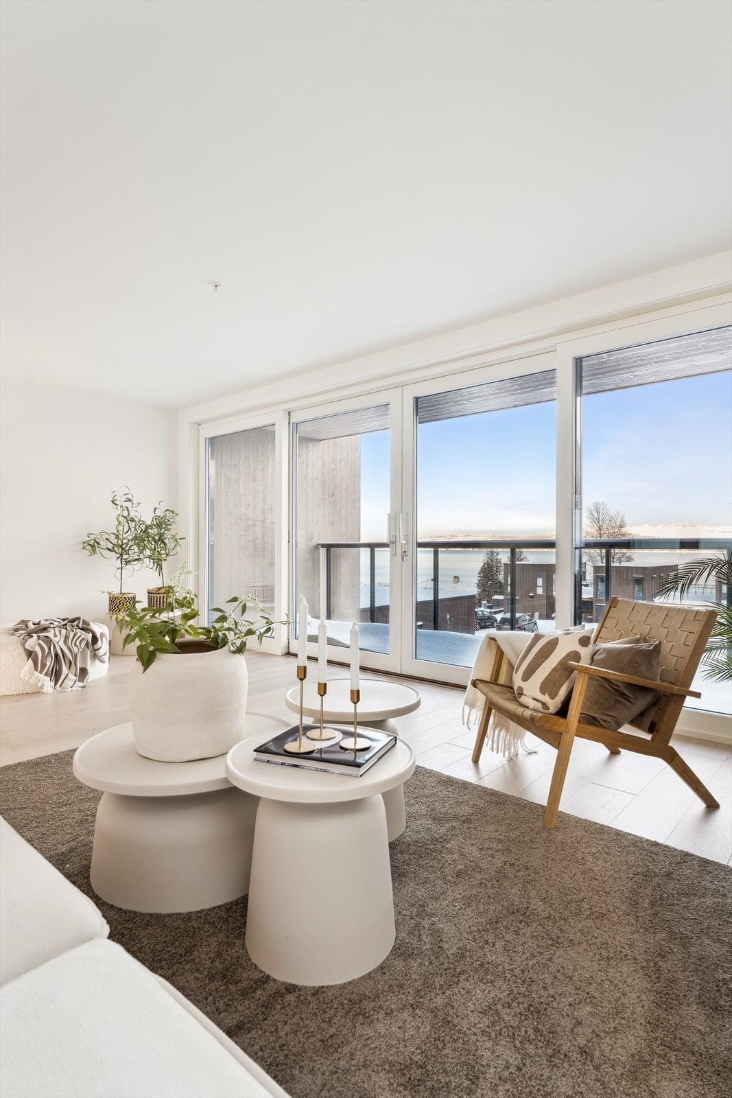 Gulvene er belagt med 1-stavs matt lakkert eikeparkett og vegger med malte gipsplater. Fjernvarmeanlegg for oppvarming med flere soner. Galleribilde