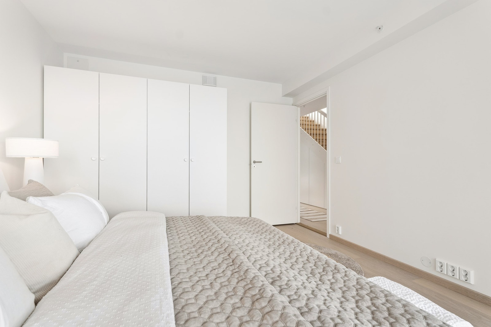 Garderobeskap medfølger. Galleribilde