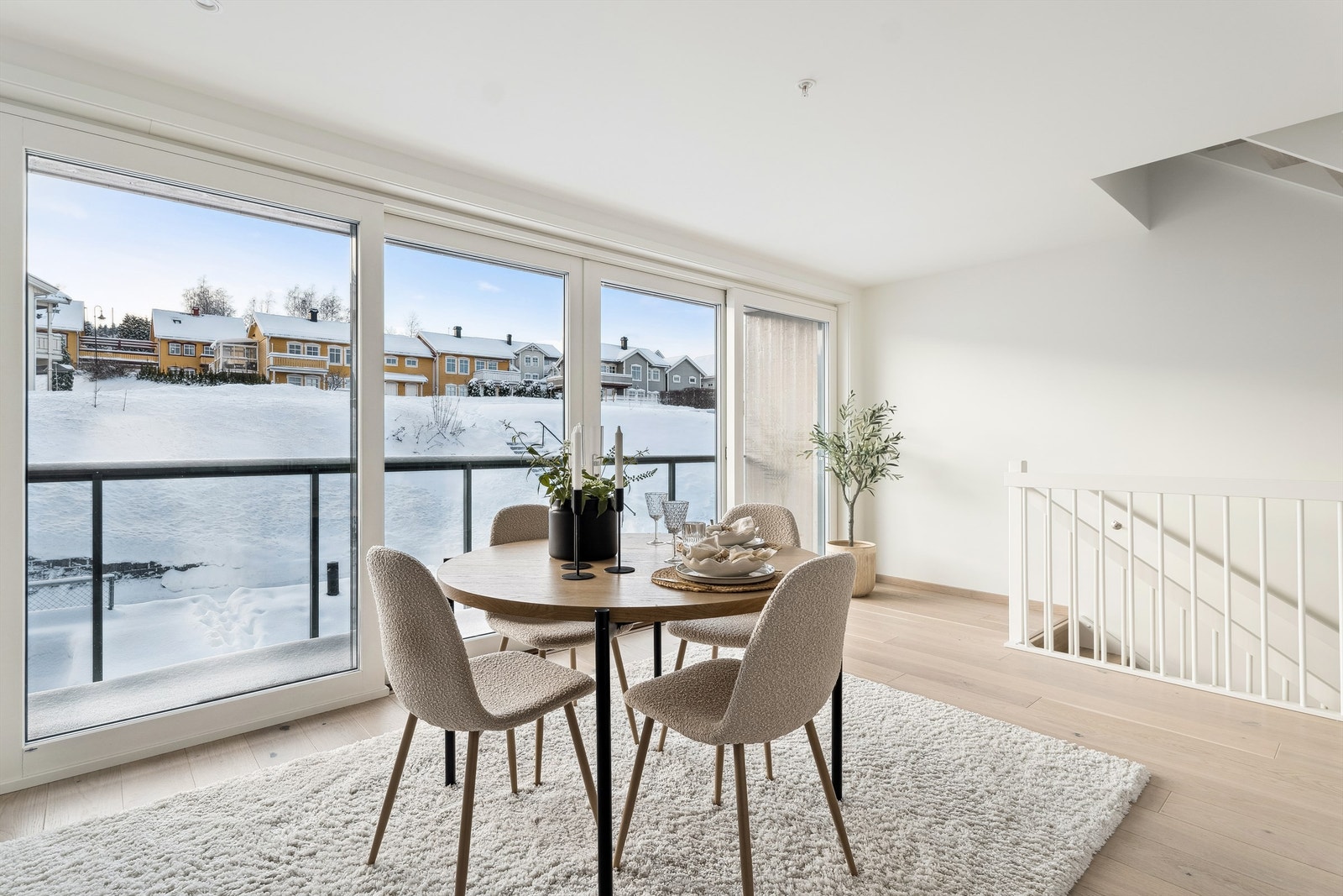 En fin og åpen stue/kjøkken/spisestueløsning i andre etasje. Trappegang opp til en flott takterrasse. Galleribilde