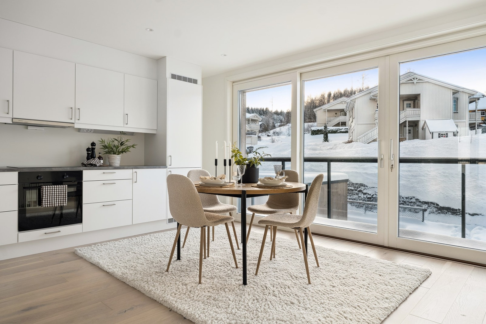 Kjøkkenet er tilknyttet en romslig balkong. Galleribilde