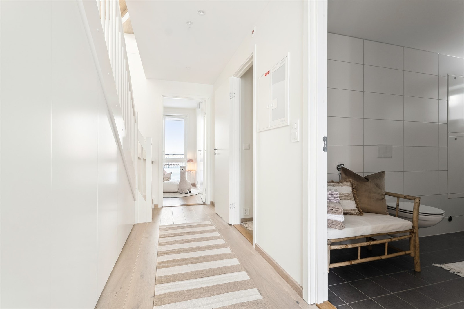 Leilighetens 1. etasje består av vindfang, trappegang, baderom, toalettrom, bod og 3 trivelige soverom. Galleribilde