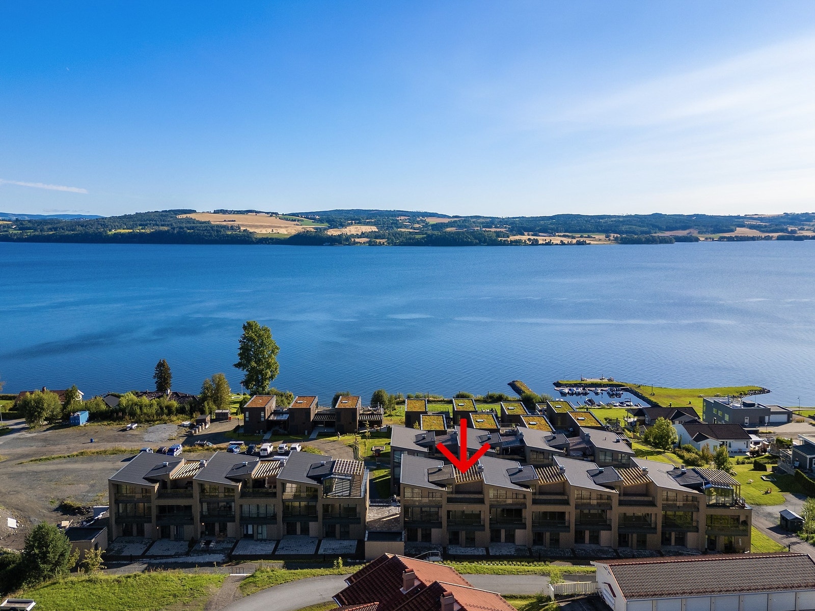 Velkommen til et moderne og innflyttingsklart rekkehus over to plan med flott beliggenhet på bakerste rekken på Bondelia Park. Galleribilde