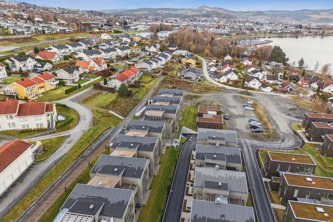 I tillegg til asfalt er det lagt kantsteiner. Ryddig og elegant. Galleribilde