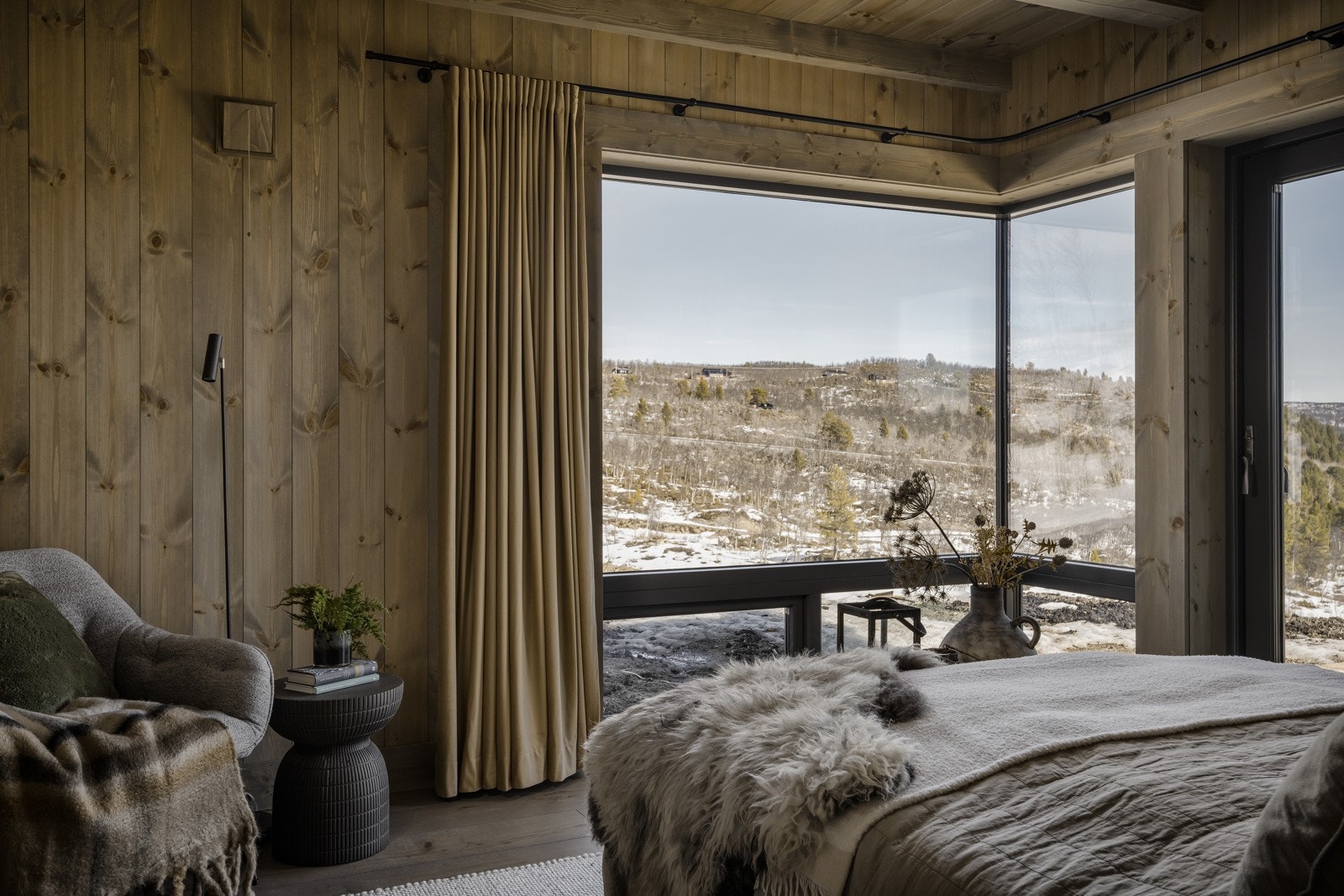 Mastersoverommet ligger i hyttens hovedetasje Galleribilde