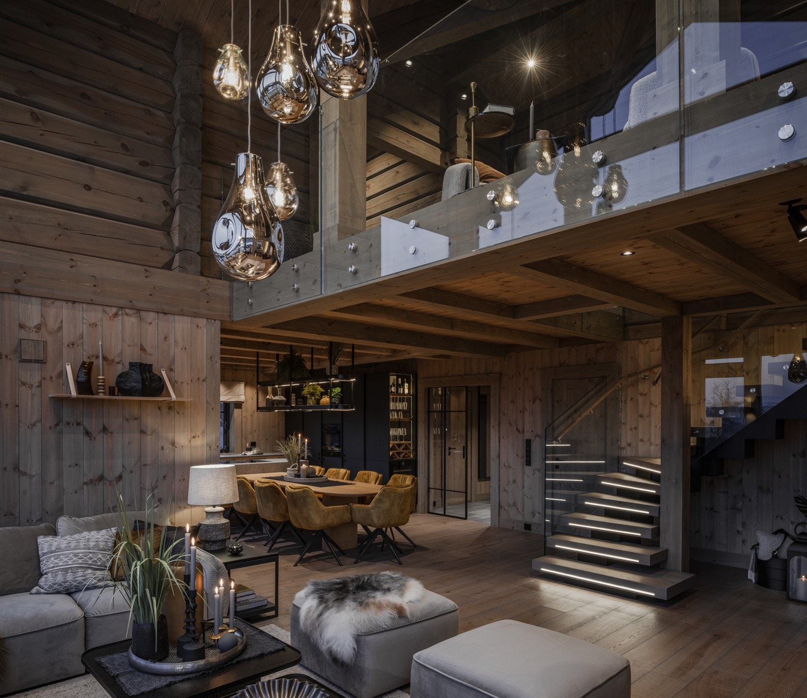 Innbydende kjøkken- og stueløsning med god takhøyde Galleribilde