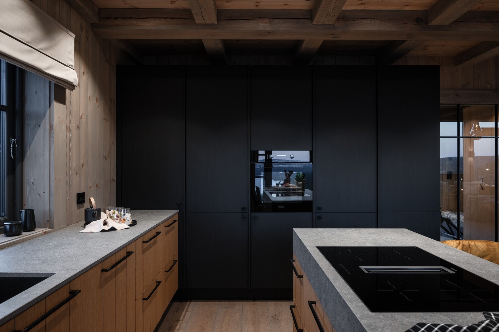 Kjøkkenet følger hyttens stil og har integrerte hvitevarer. Galleribilde