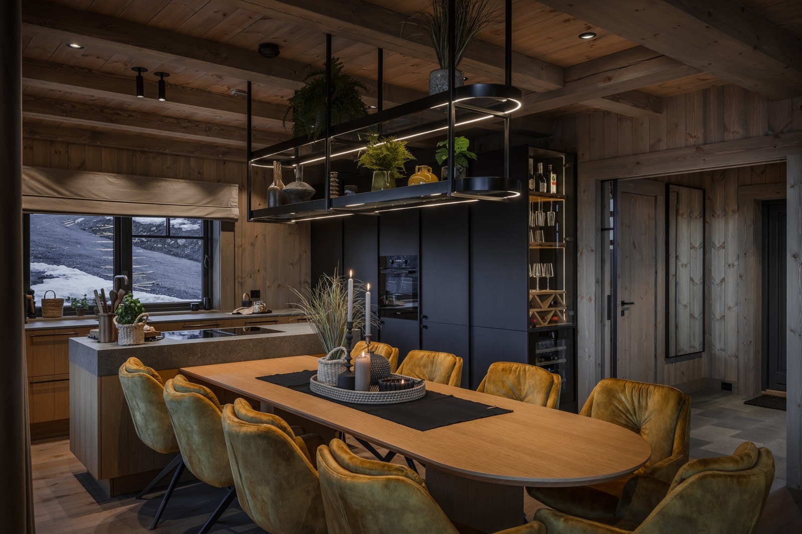 Spisestuen blir hyttens naturlige samlingspunkt Galleribilde