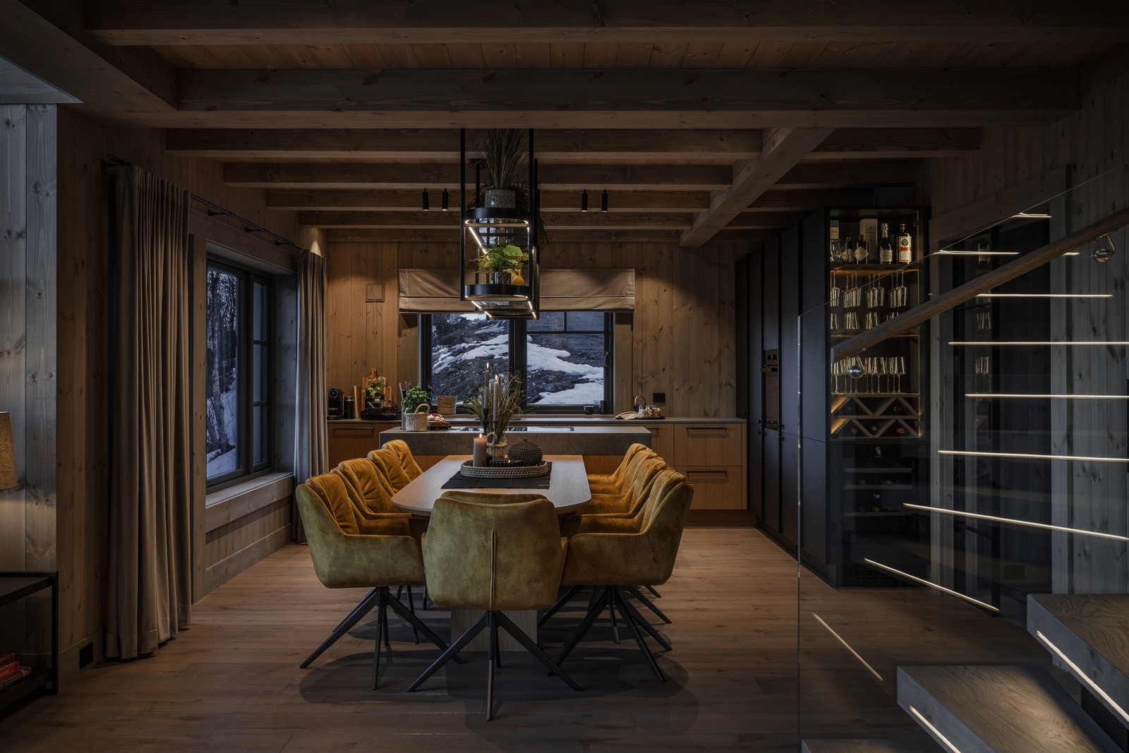 Spisestue og kjøkken i åpen løsning - perfekt for sosial matlaging. Galleribilde