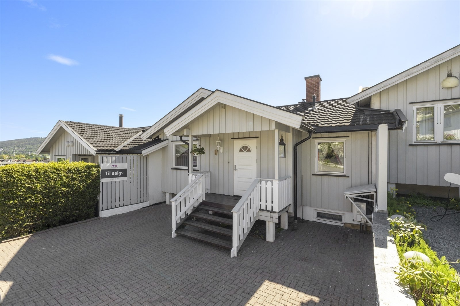 Oppkjørsel med plass til parkering Galleribilde