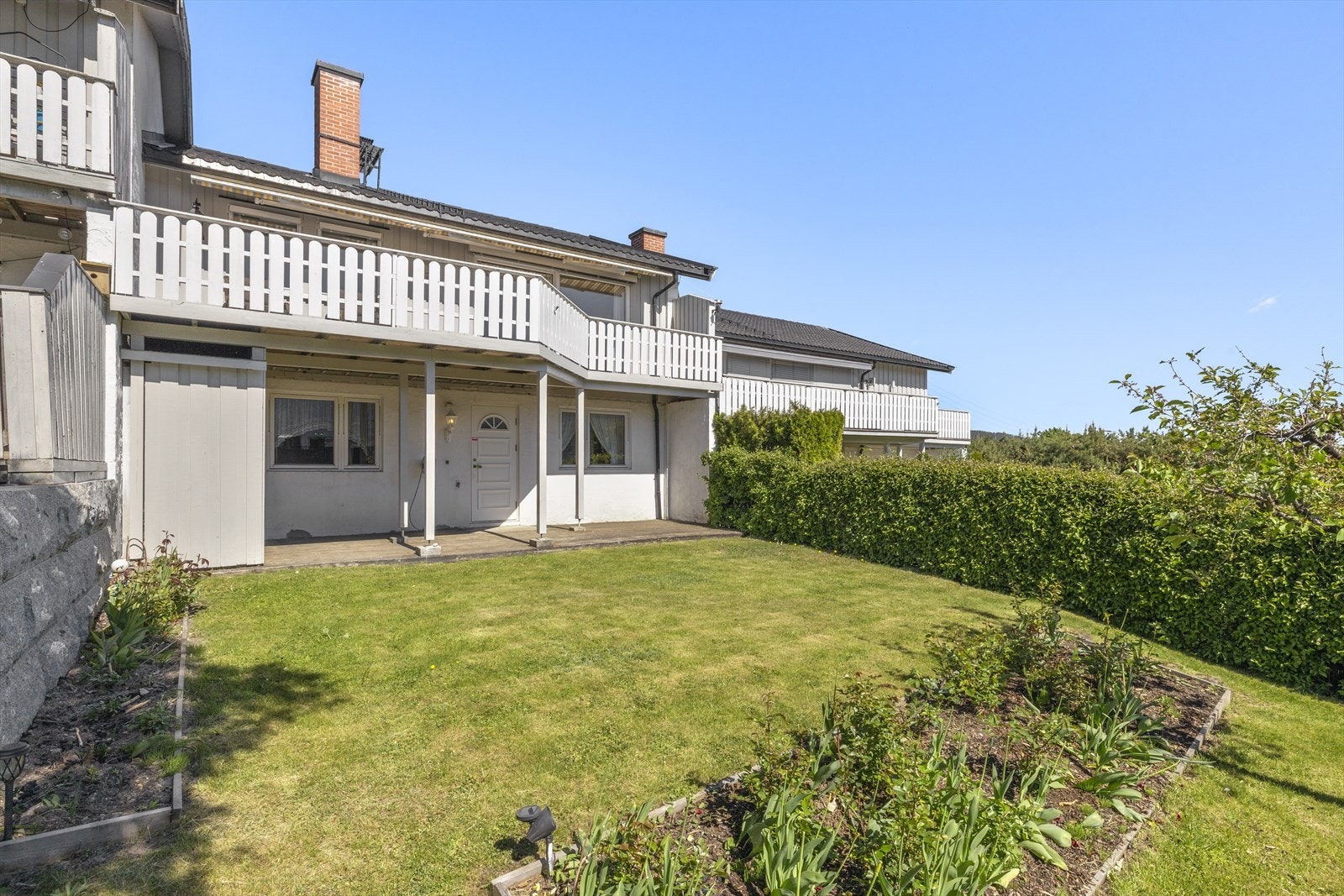 Koselig og lun hage med beplantning Galleribilde