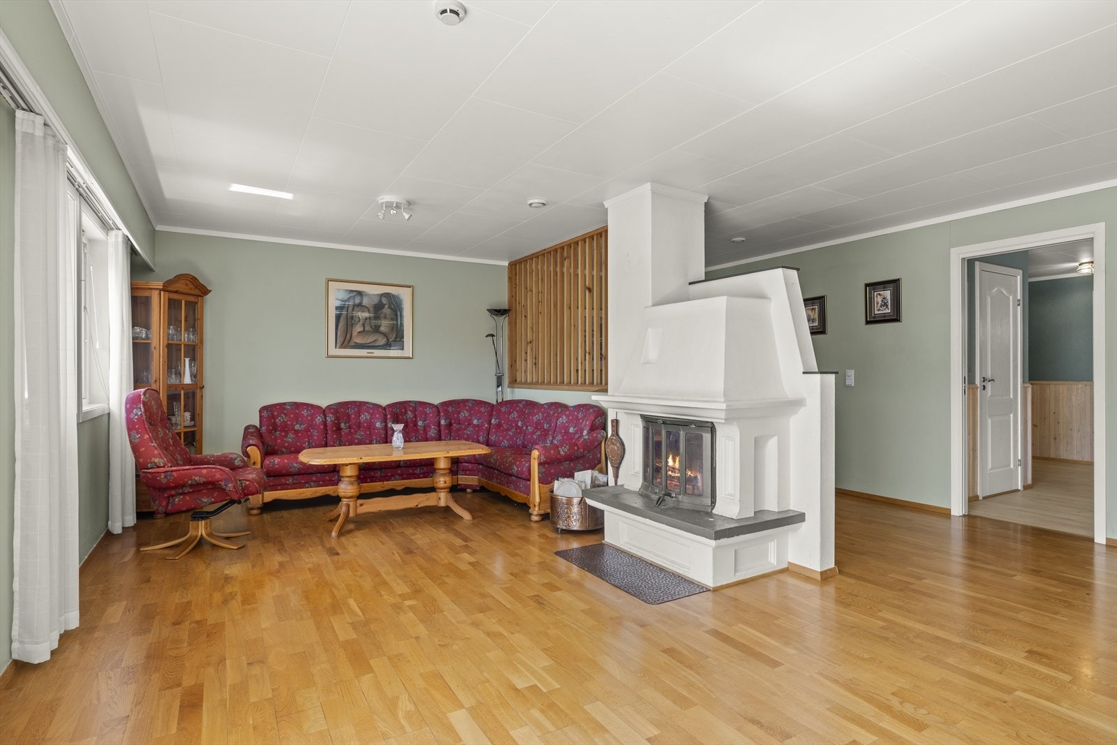 Stue med flott oppmurt peis Galleribilde