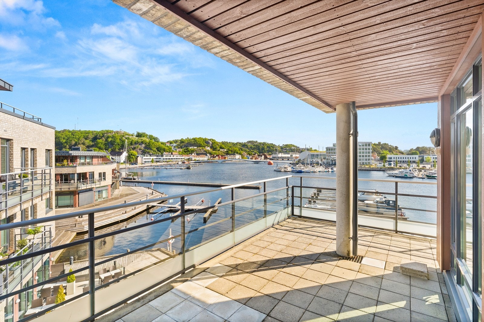 Den vestvendte verandaen har god plass til sittegrupper og her har man fin utsikt mot byen og Uranienborg Galleribilde