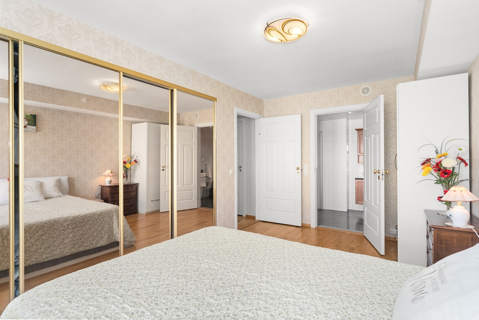 Hovedbadet liggger i direkte tilknytning til hovedsoverommet Galleribilde