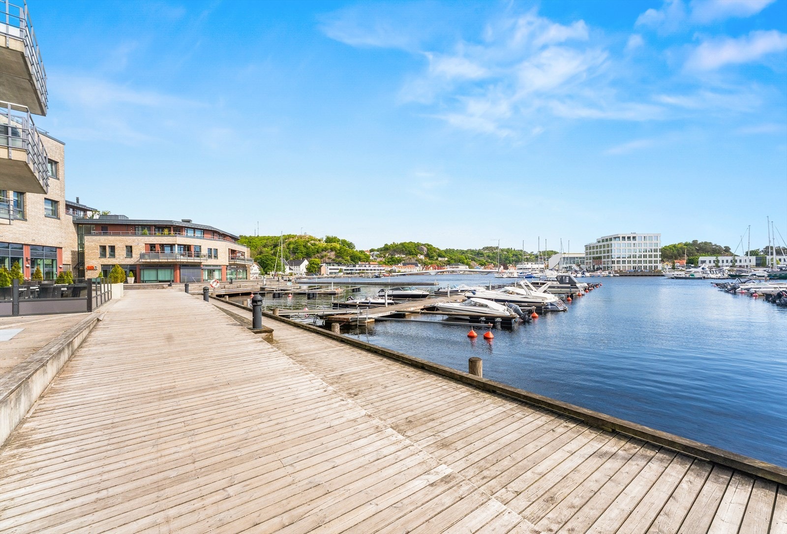 Fine omgivelser med båthavna i Kastellbukta - her kan man kjøpe eller leie båtplass like ved leiligheten Galleribilde