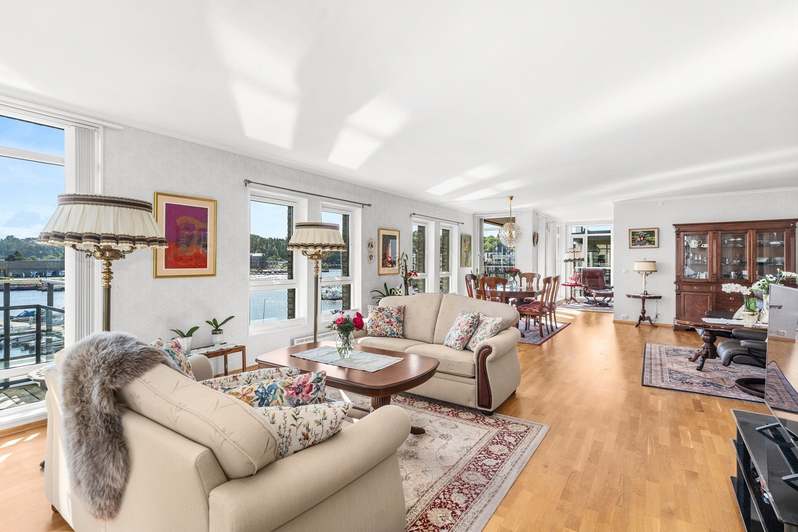 Store vindusflater som sikrer god utsikt og mye naturlig lys i leiligheten Galleribilde