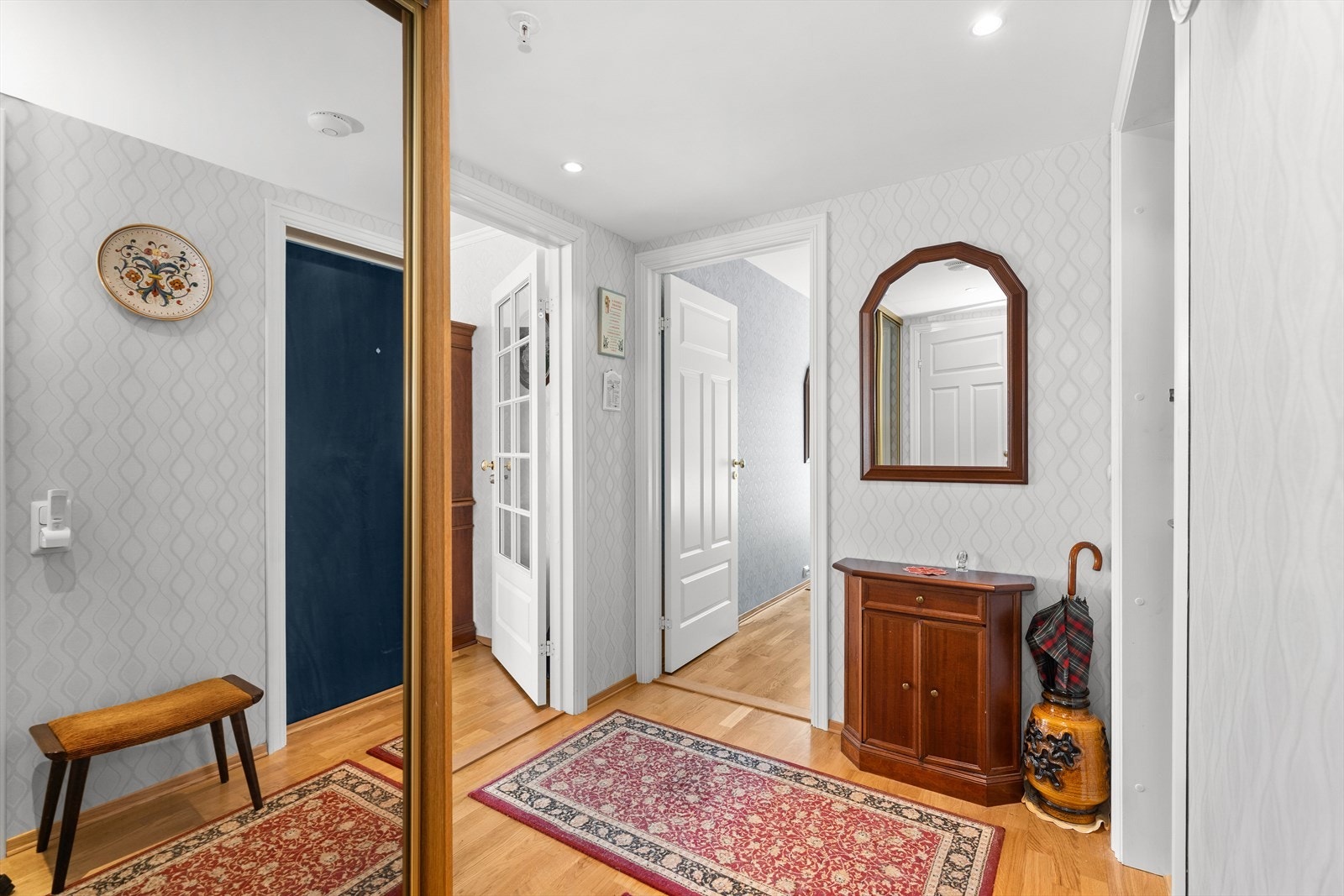 Stor skyvedørsgarderobe i hallen Galleribilde