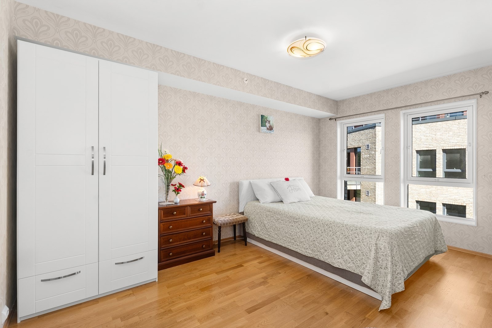 Hovedsoverommet (1 av 3) er stort og har godt med skapplass og skyvedørsgarderobe Galleribilde