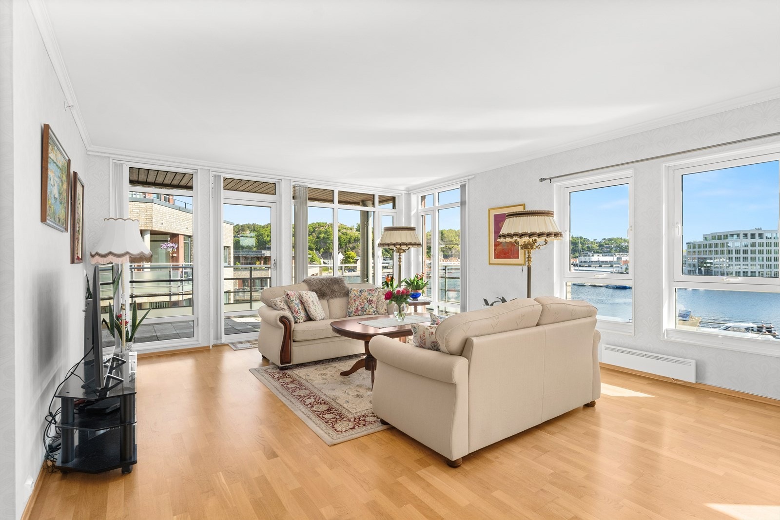 Stuen er svært romslig med plass til innredning i flere soner Galleribilde