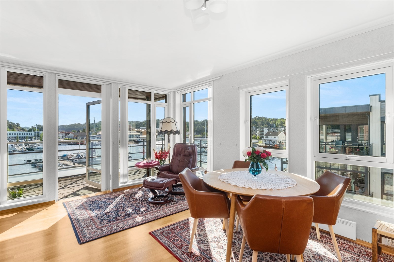 Direkte tilgang til den østvendte verandaen fra kjøkkenet - her kan man nyte lyset og utsikten mot byen og elva Galleribilde