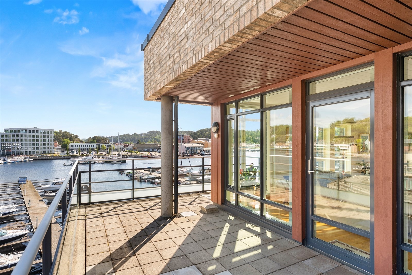 Tilgang til verandaen direkte fra stuen Galleribilde