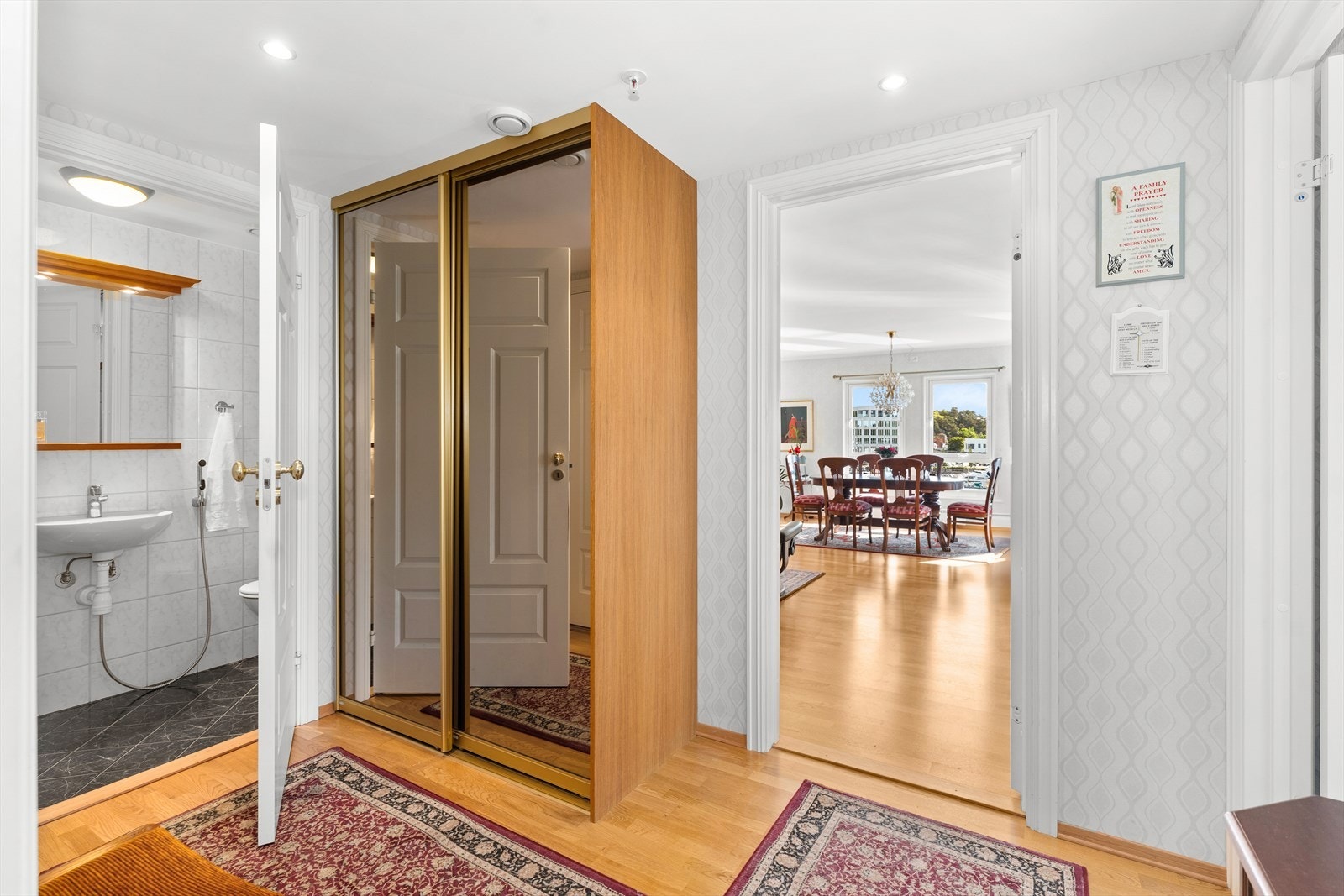 Bad (2 av 2) har tilgang fra hallen Galleribilde