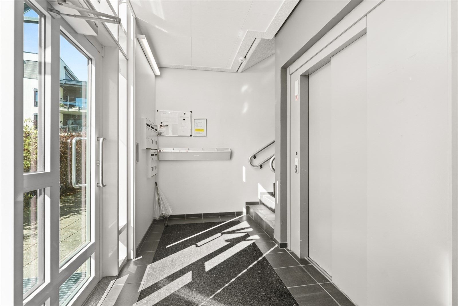 Velkommen til Kastellgata 12 A - heis, postkasser og trappeløp like ved inngangsdøren Galleribilde