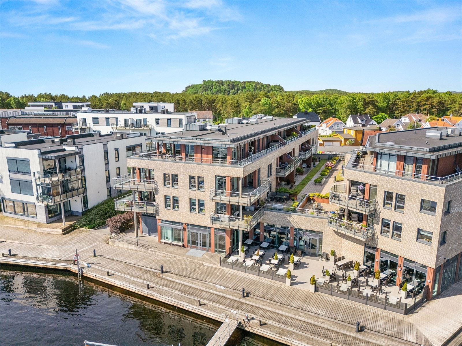 Utsikten til elva er slående og man kan følge med på livet utenfor hele året Galleribilde