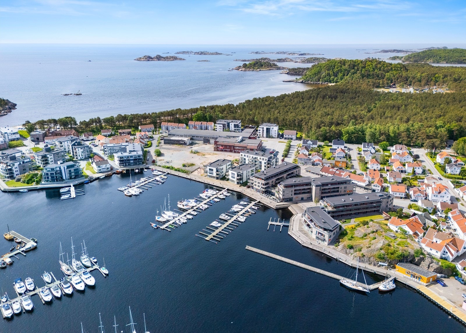 Furulunden og trendene er like ved leiligheten og man kan gå til både Sjøsanden og sentrum på elvepromenaden Galleribilde