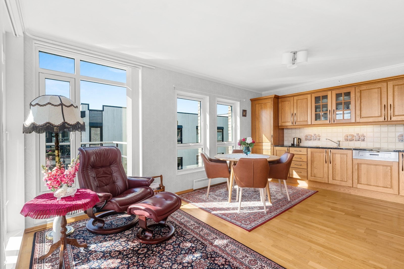 Kjøkkenet har lys inn fra to sider - innredet med mye skapplass og god arbeidsflater og god plass til spisebord Galleribilde