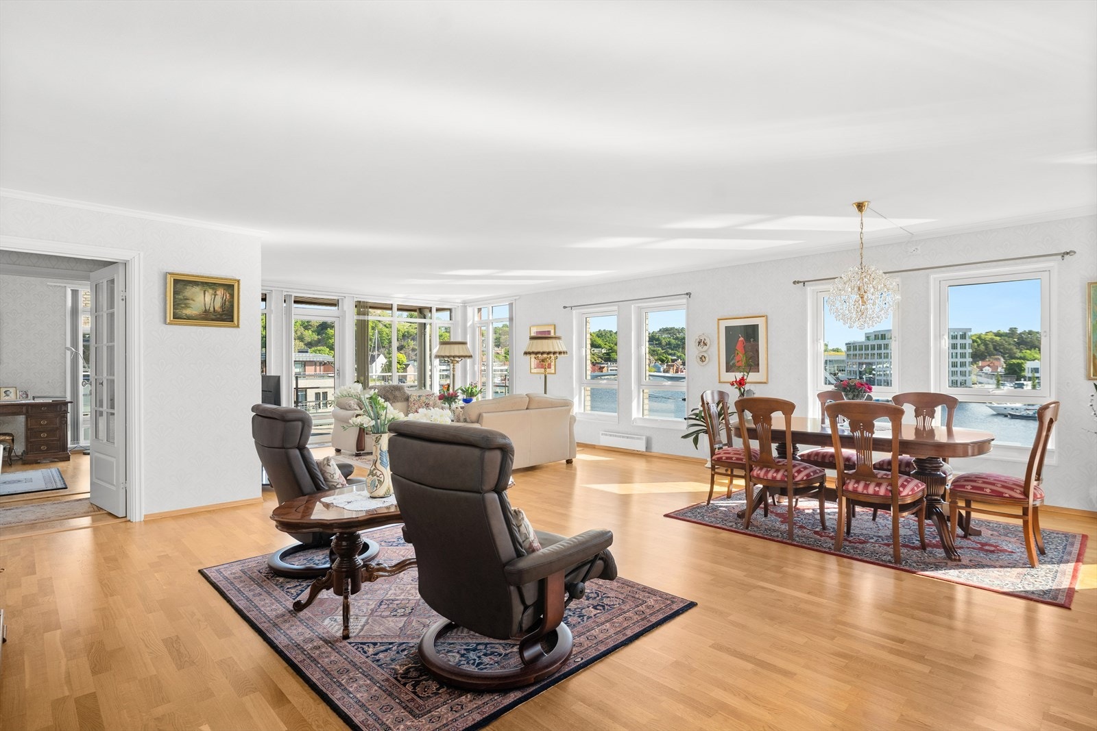 Store vinduer med god utsikt og godt lys preger rommene i leiligheten Galleribilde