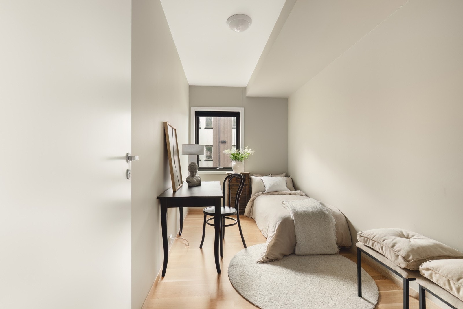 Det andre soverommet er lyst og allsidig, og egner seg ypperlig som barnerom, hjemmekontor eller et koselig gjesterom. Galleribilde